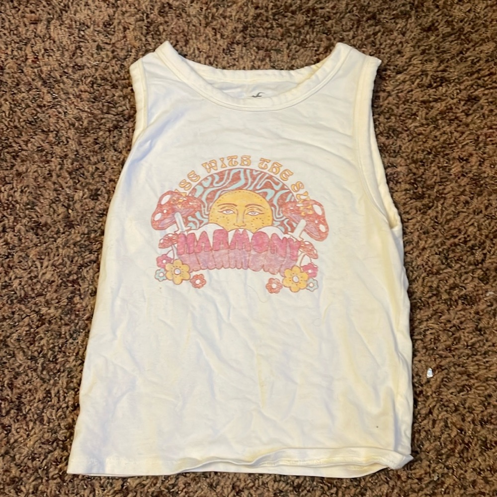 Hollister Cropped graphic tank!
